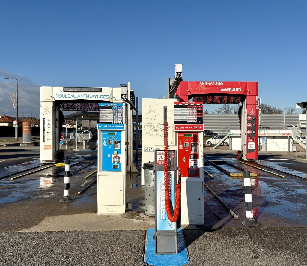 Portique de lavage automatique à Riorges dans la station Lav’Auto Riorges, proche de Roanne