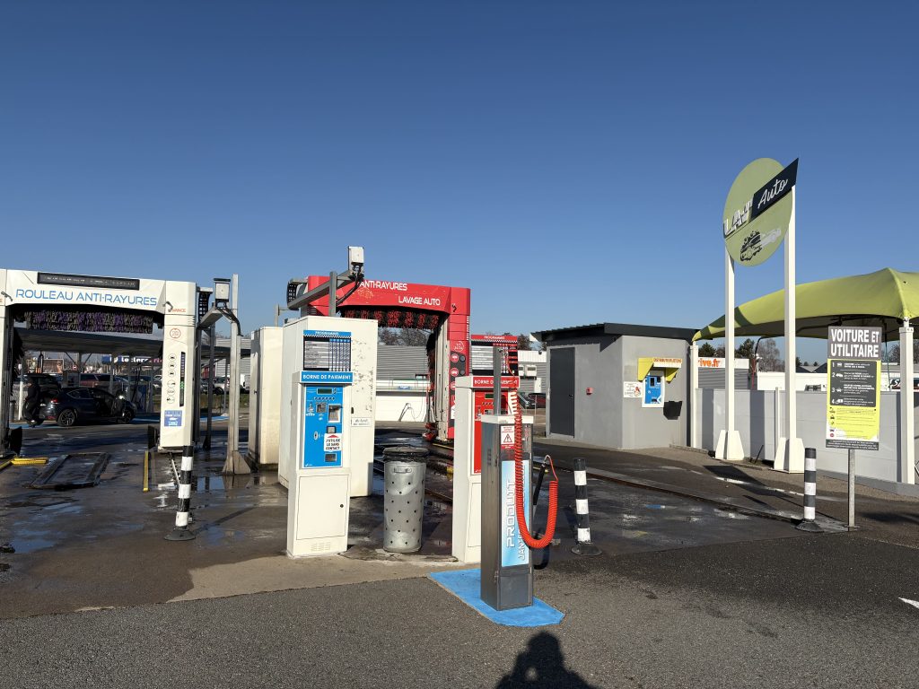Lav'Auto Riorges - Vue ensemble Vue d'ensemble de la station de lavage à Roanne, Lav'Auto Riorges.