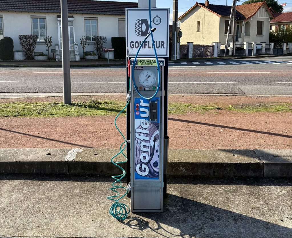 Gonfleur de pneus en libre-service à Roanne, station Lav’Auto Riorges