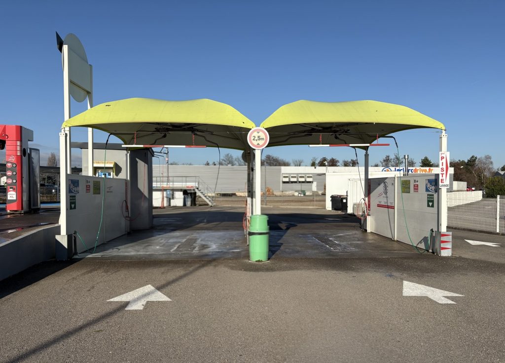 Zone haute pression dans une station de lavage à Roanne.